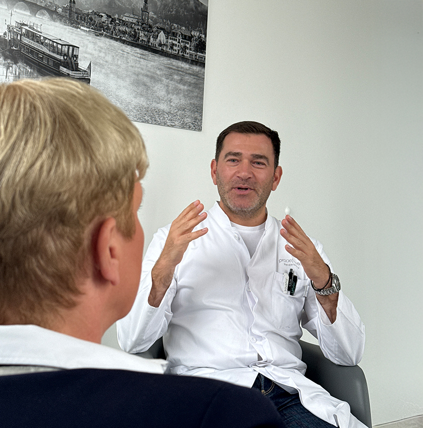 Dr. med. (UB) Nikola Krizmanic im Gespräch mit einer Patientin über die Möglichkeiten einer Nasenkorrektur.