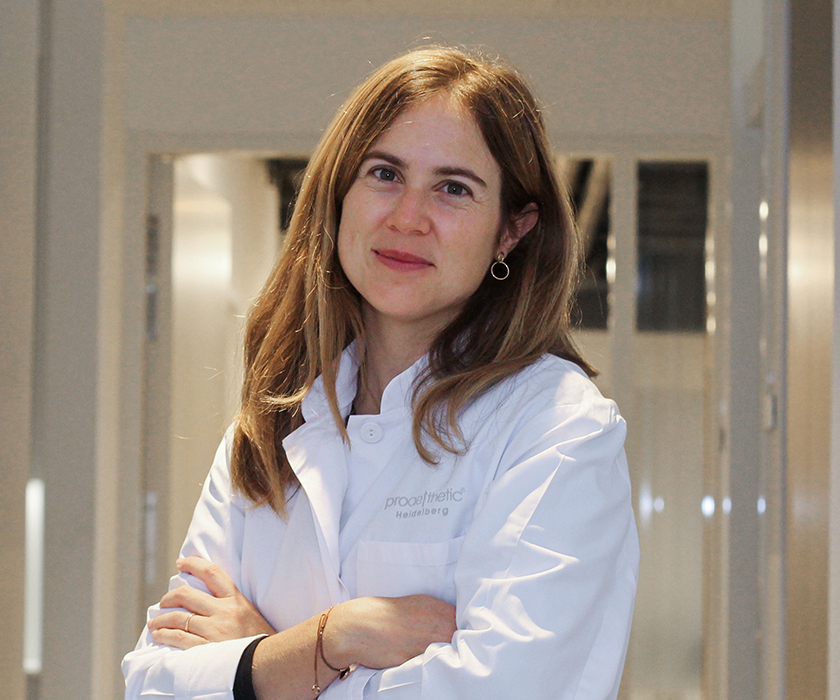 Fachärztin Dr. Beatriz Bendito (PhD) Porträt einer lächelnden Ärztin im weißen Kittel in der Klinik Proaesthetic